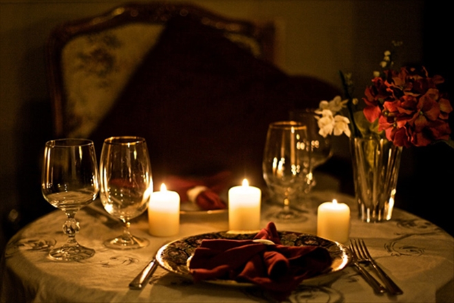 Romantik Yemeklerin Vazgeçilmezi: Mum Işığı 