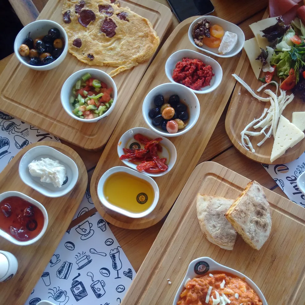 Kahvaltı Masasındaki İçecek Lekeleri: Nasıl Gider?